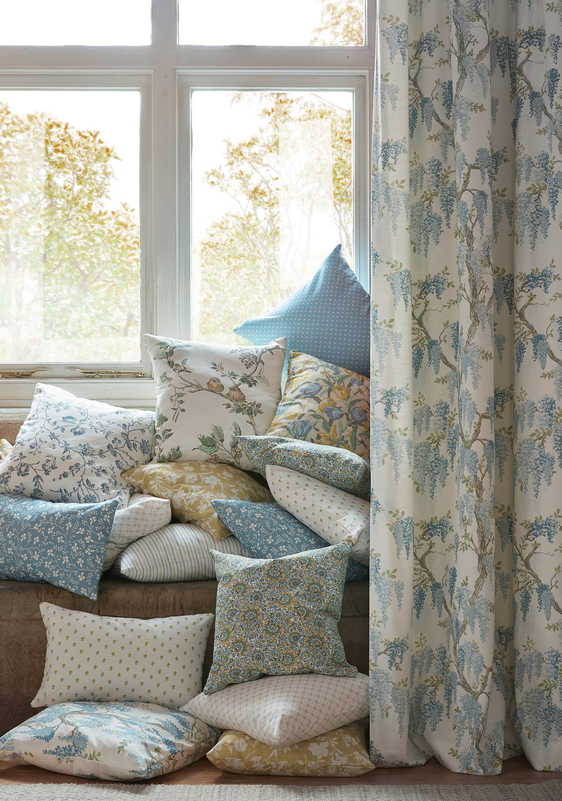 laura ashley la WISTERIA Newport Blue Laura Ashley Curtain Fabrics Rotterdam inspirations